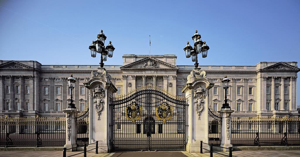 70551_buckinghampalacegatesand