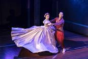 Annalene Beechey (Anna Lenowens) and Darren Lee (King of Siam) in the King and I tour