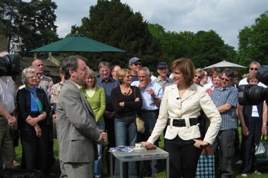 Eric Knowles and Fiona Bruce talking on Antiques Roadshow in front of audience