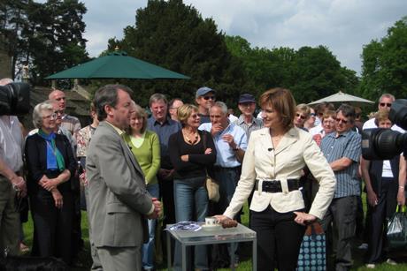 Eric Knowles and Fiona Bruce talking on Antiques Roadshow in front of audience