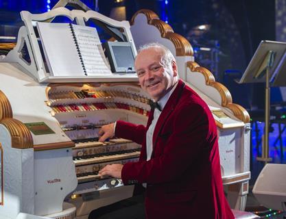 Phil Kelsall MBE playing the Wurlitzer at Thursford Christmas Spectacular