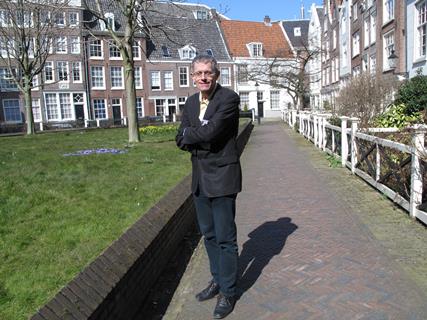 Simon Calder in the Beguijnhof, Amsterdam