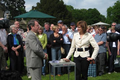 Eric Knowles and Fiona Bruce talking on Antiques Roadshow in front of audience