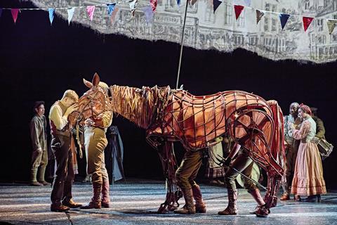 TOMSTU~4Tom Sturgess (Albert Narracott), Matthew Lawrence, Rafe Young, Felicity Donnelly (Joey) and cast in War Horse