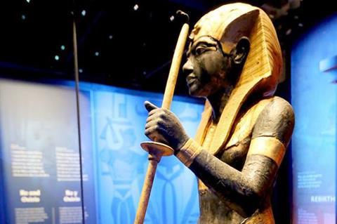 tutankhamun focusing artefacts host